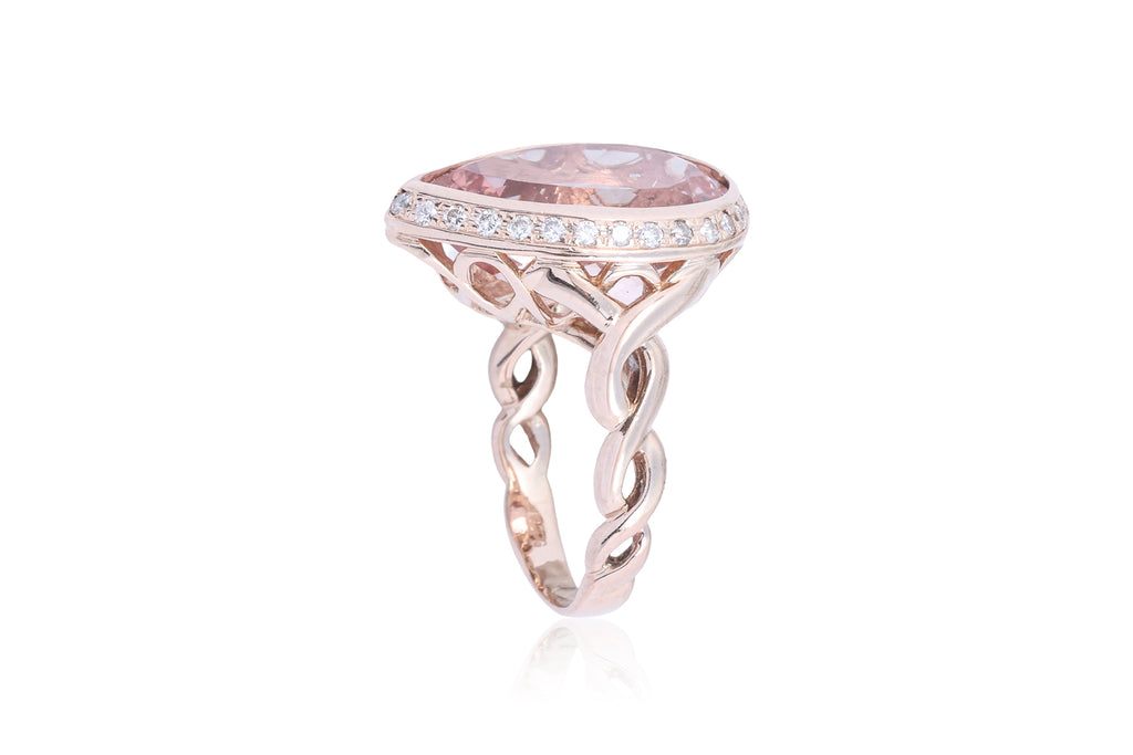 A MORGANITE AND DIAMOND RING