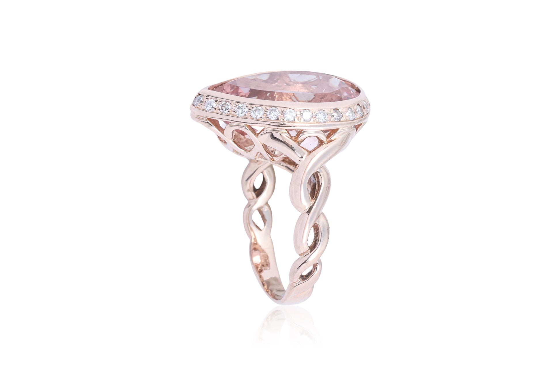 A MORGANITE AND DIAMOND RING