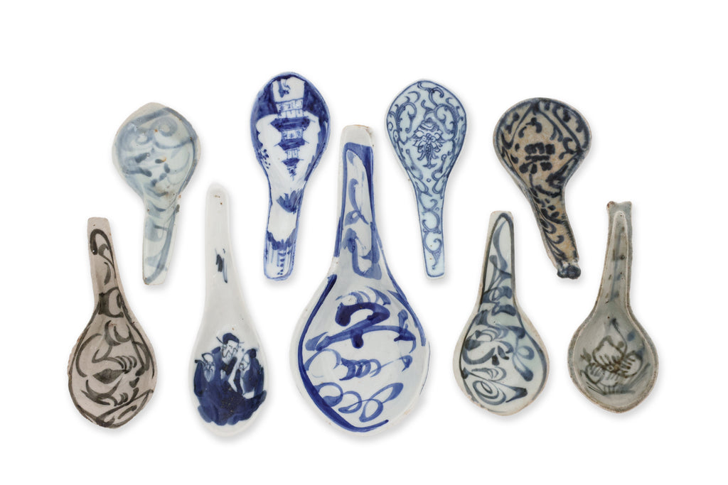 A GROUP OF 24 BLUE AND WHITE PORCELAIN SPOONS