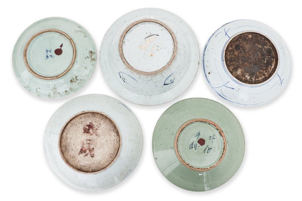 A GROUP OF BLUE AND WHITE PLATES AND A SWEET PEA BOWL