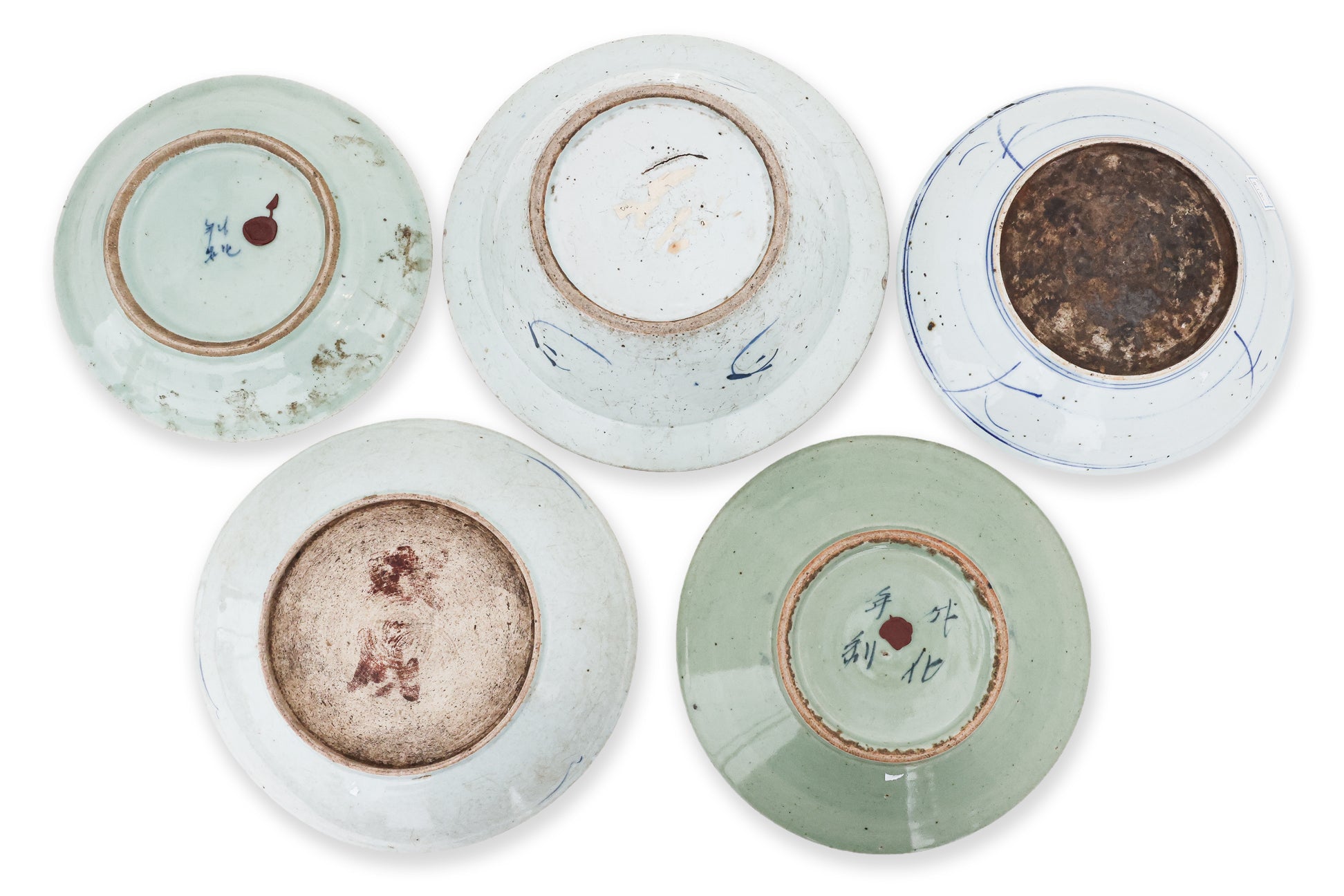 A GROUP OF BLUE AND WHITE PLATES AND A SWEET PEA BOWL