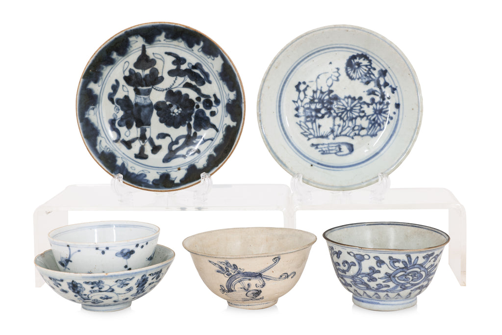 A GROUP OF SIX BLUE AND WHITE PORCELAIN WARES