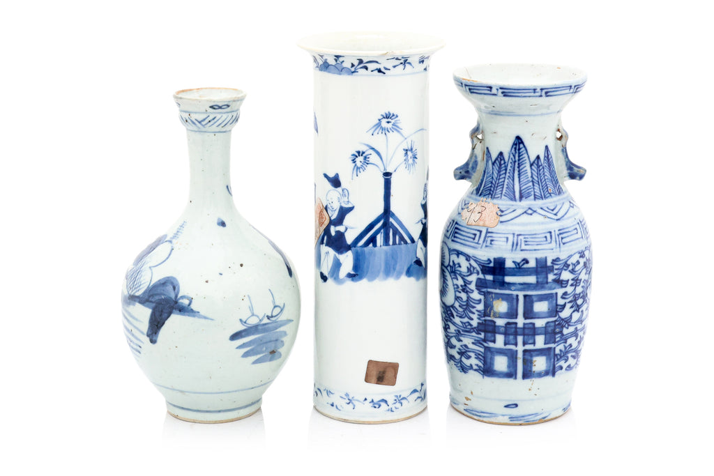 A GROUP OF FIVE CHINESE BLUE AND WHITE PORCELAIN VESSELS