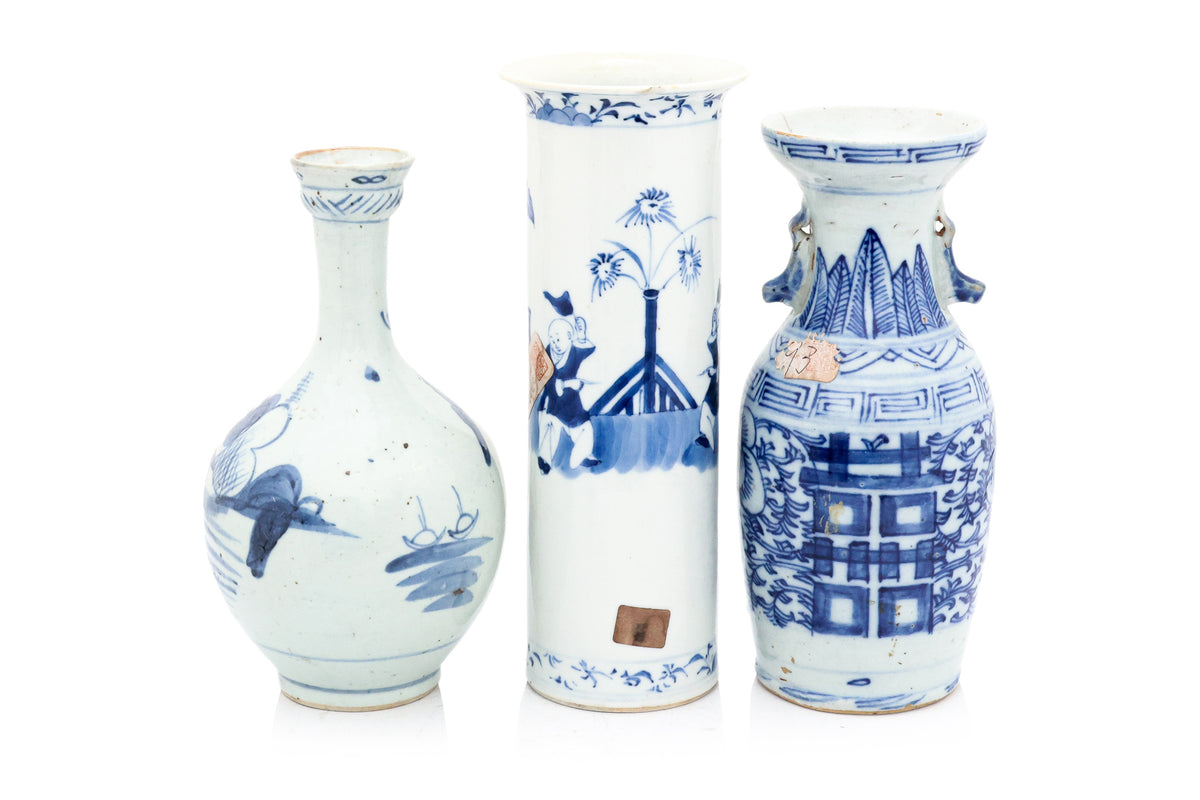 A GROUP OF FIVE CHINESE BLUE AND WHITE PORCELAIN VESSELS