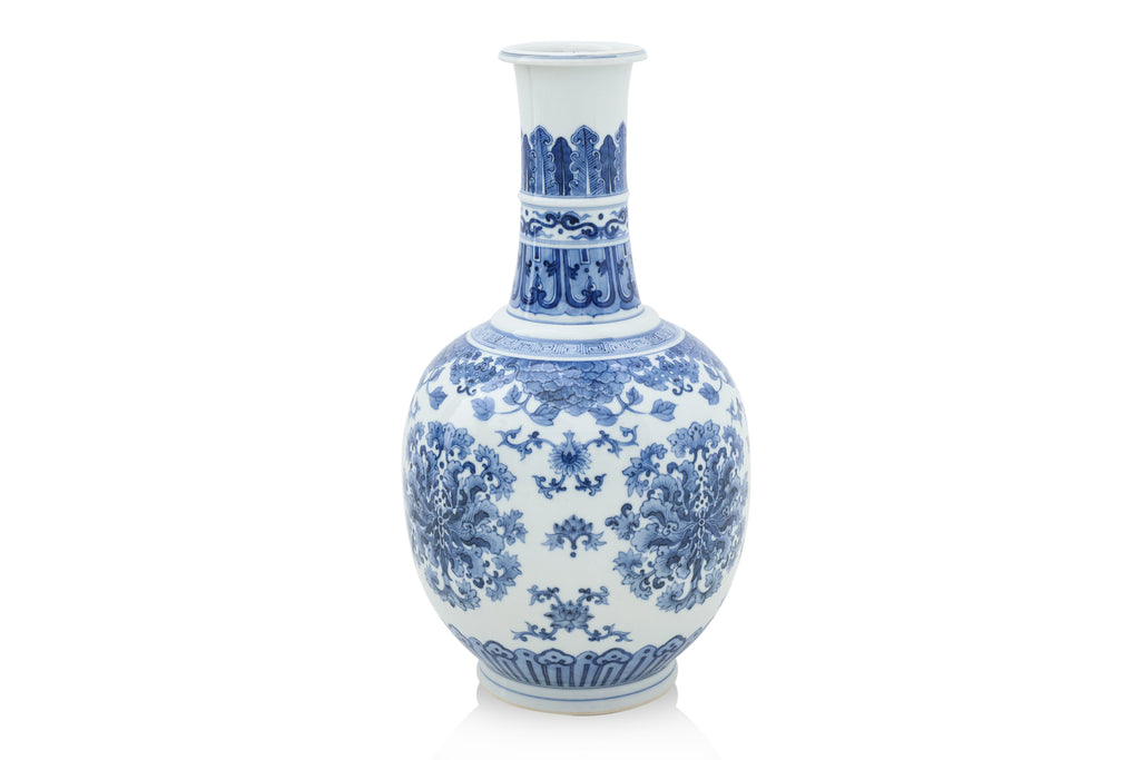 A LARGE BLUE AND WHITE PORCELAIN BOTTLE VASE