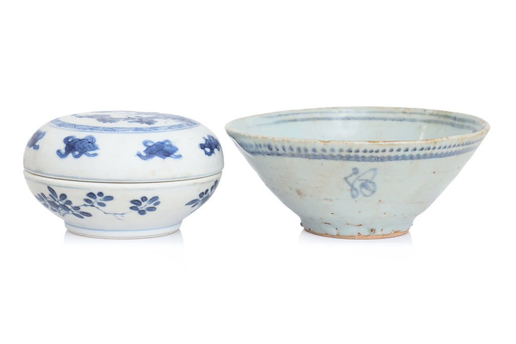 A GROUP OF FOUR BLUE AND WHITE WARES