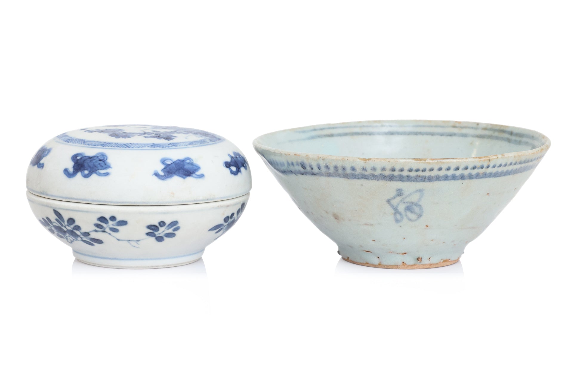 A GROUP OF FOUR BLUE AND WHITE WARES