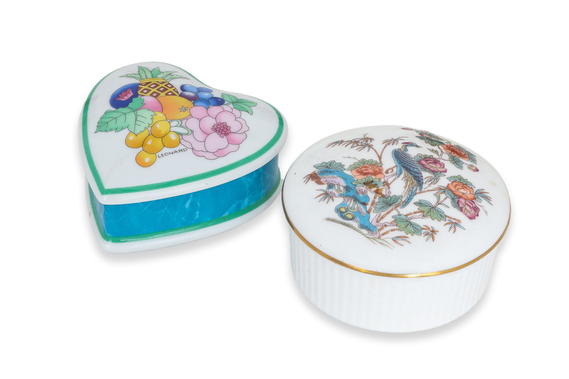 A GROUP OF FIVE PORCELAIN JARS AND BOXES