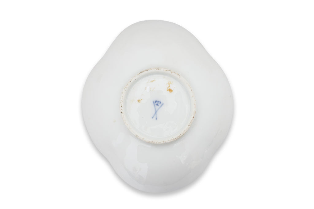 A GROUP OF ASSORTED EUROPEAN PORCELAIN ITEMS