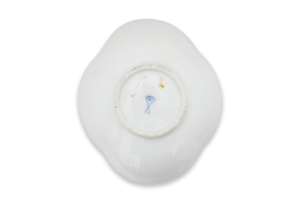 A GROUP OF ASSORTED EUROPEAN PORCELAIN ITEMS