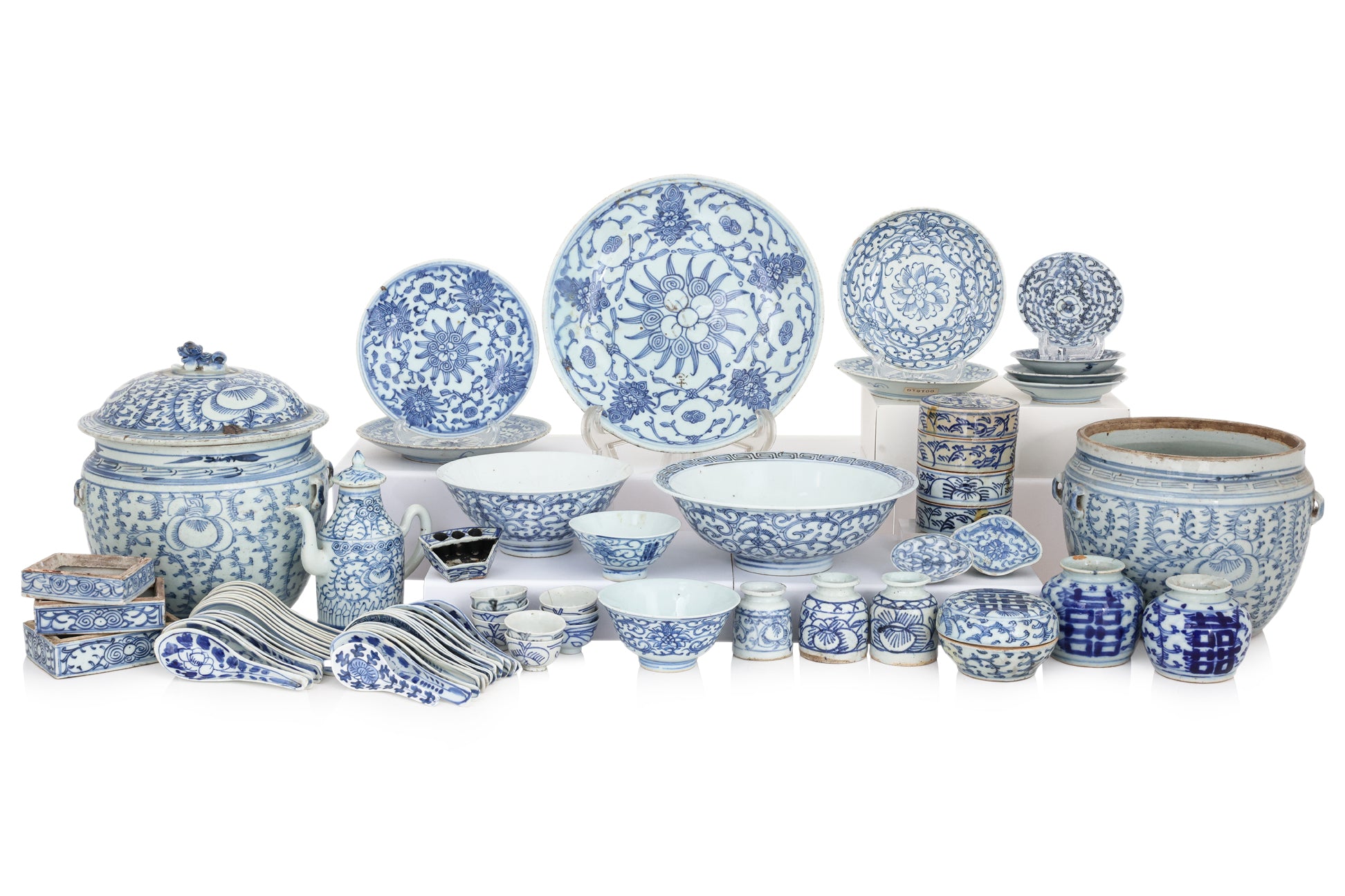 A LARGE GROUP OF 'SWEET PEA' BLUE AND WHITE PORCELAIN ITEMS