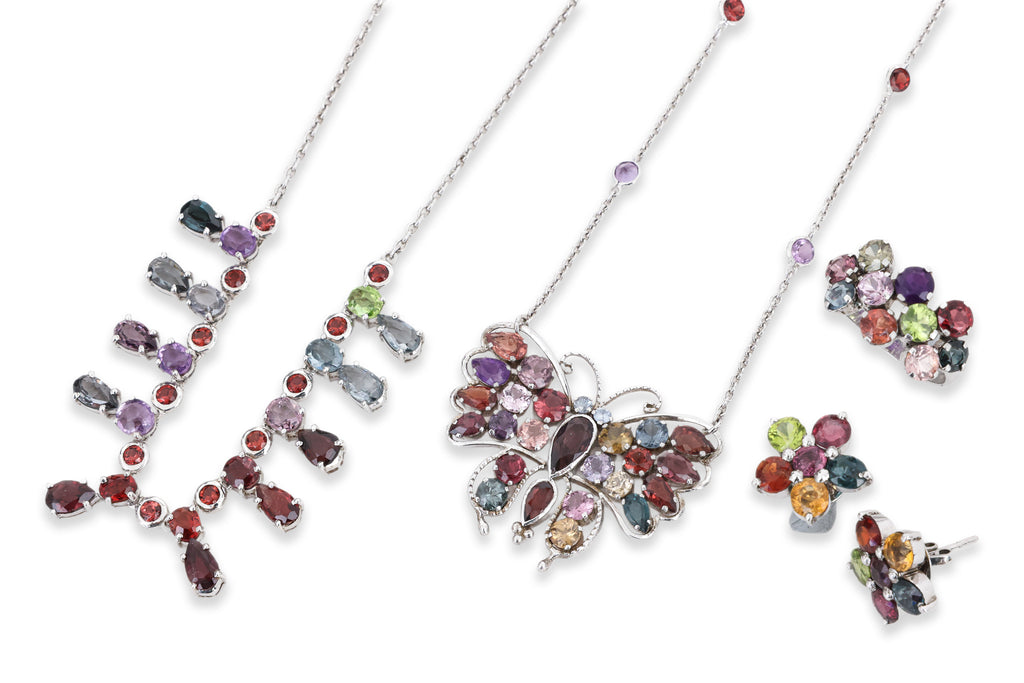 A GROUP OF SEMI-PRECIOUS STONE SET JEWELLERY