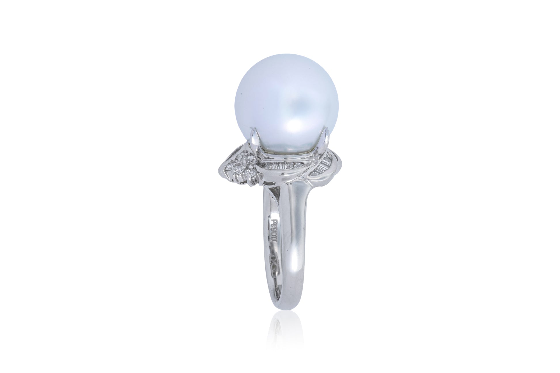 A SOUTH SEA CULTURED PEARL AND DIAMOND RING
