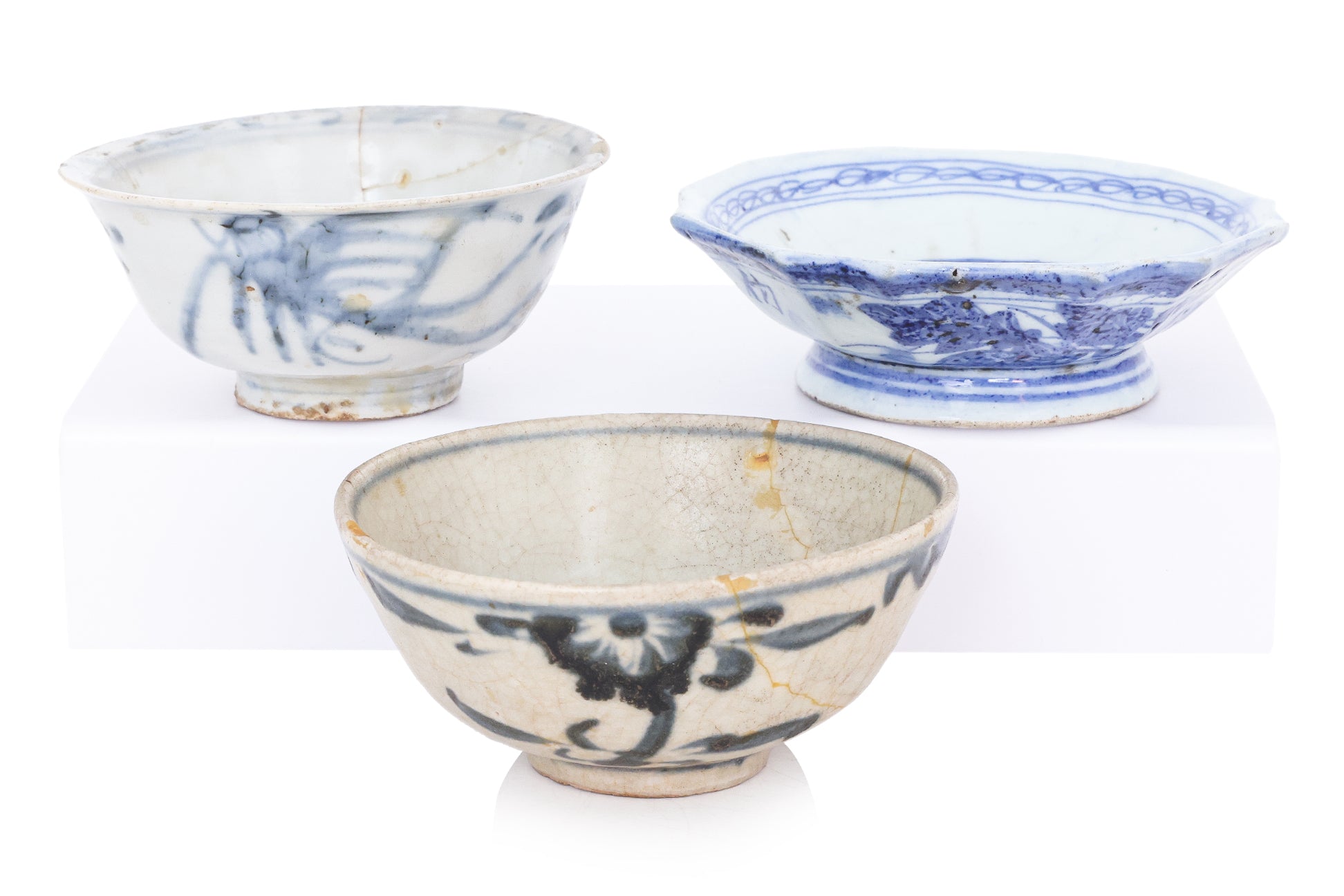 A GROUP OF 18 BLUE AND WHITE CERAMICS