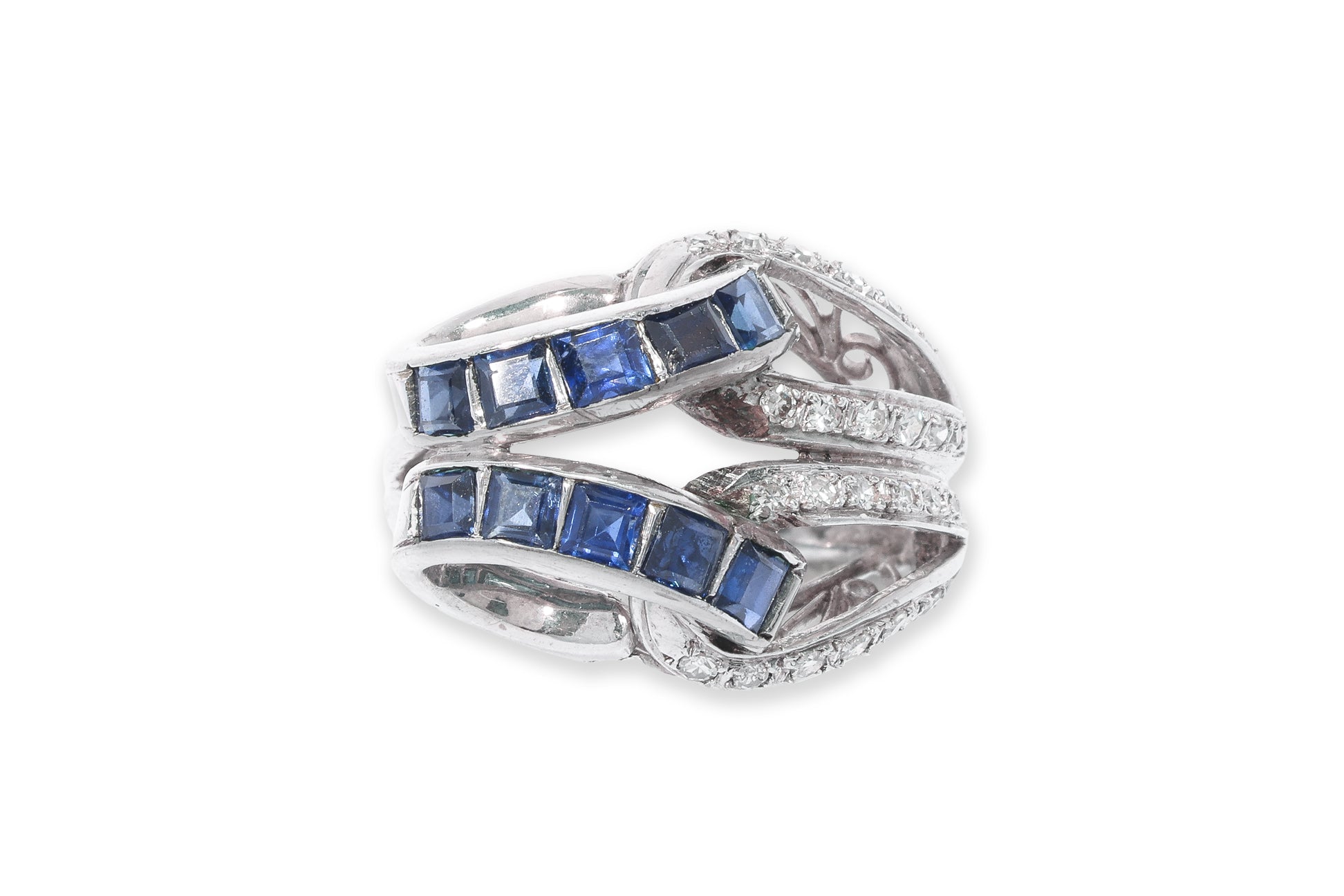 A SAPPHIRE AND DIAMOND RING