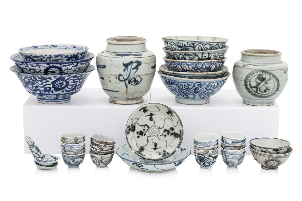 A GROUP OF BLUE AND WHITE BOWLS, JARS AND TEA CUPS