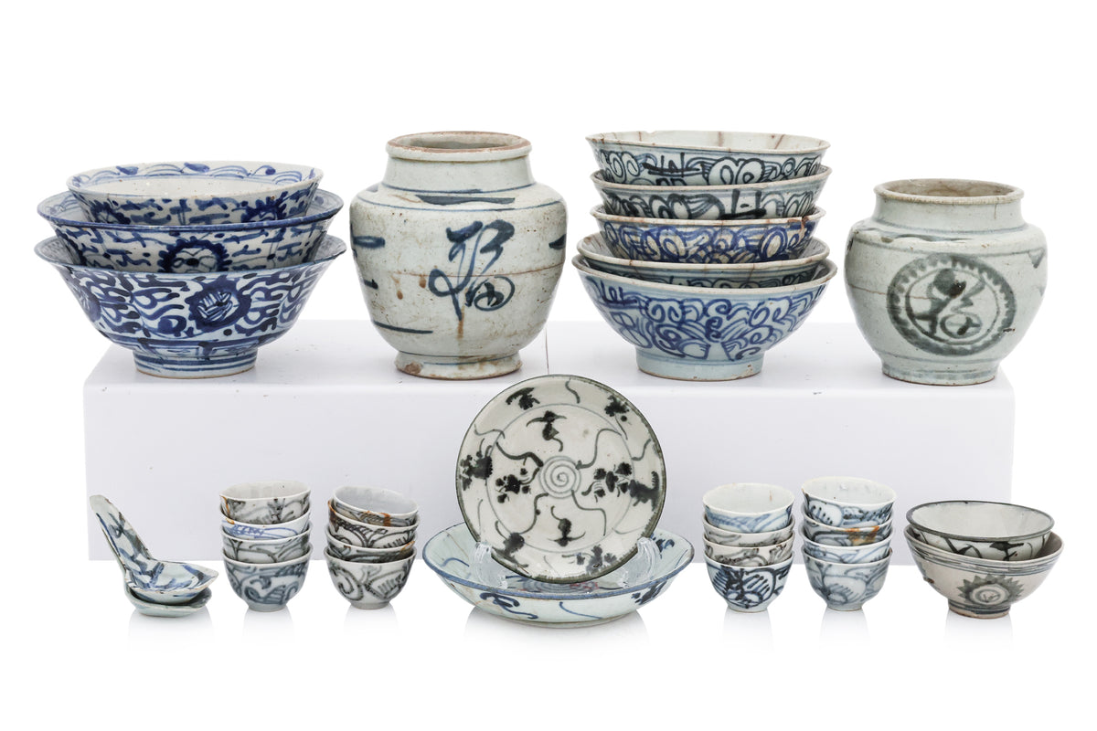 A GROUP OF BLUE AND WHITE BOWLS, JARS AND TEA CUPS