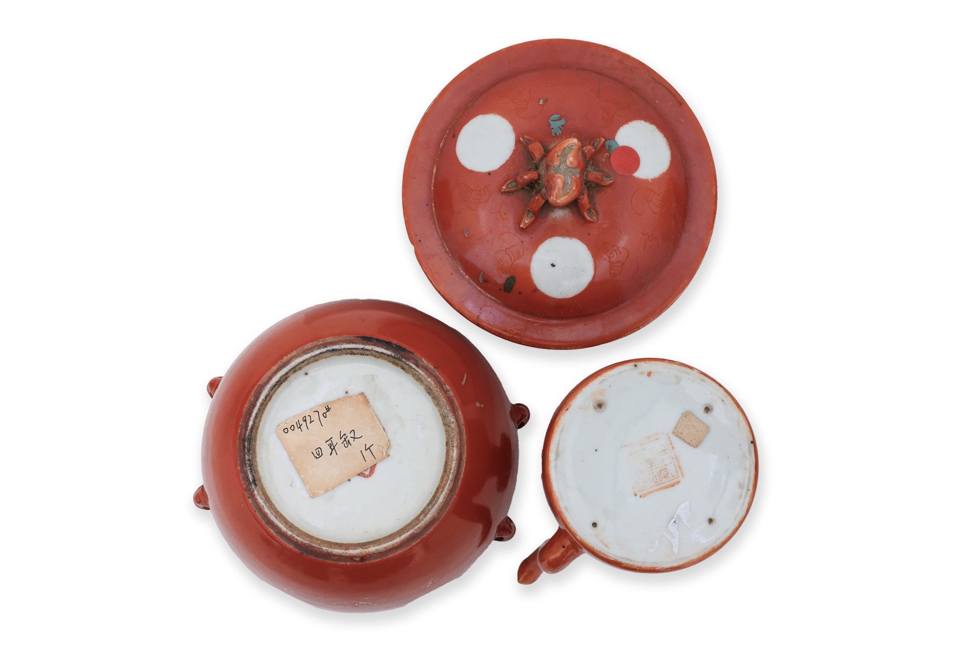 A GROUP OF FOUR CORAL GROUND PORCELAIN ITEMS