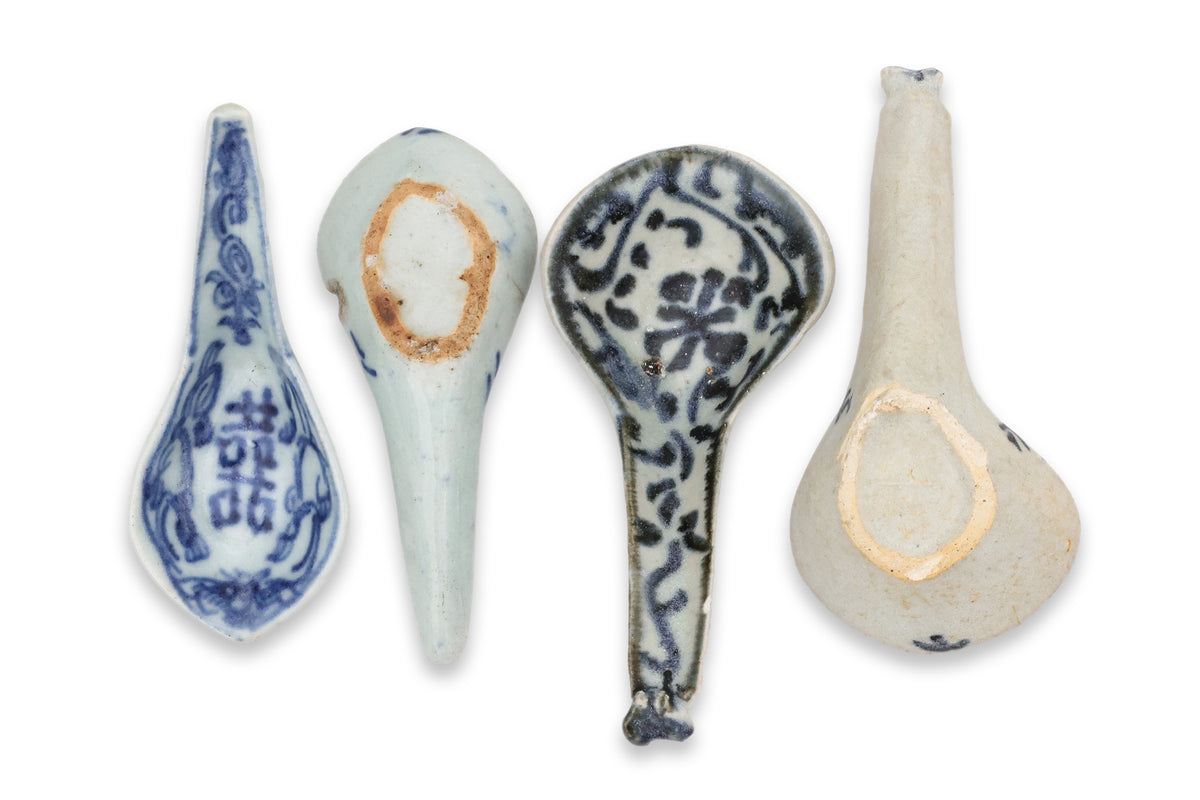A GROUP OF PORCELAIN BOWLS, DISHES AND SOUP SPOONS