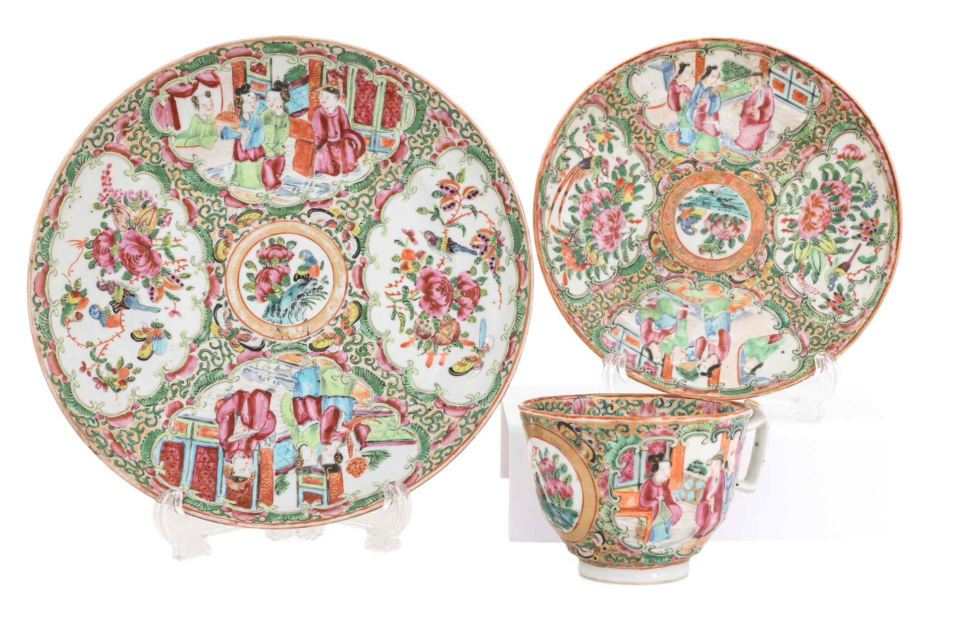 A GROUP OF THREE CANTON ROSE MEDALLION PORCELAIN OBJECTS