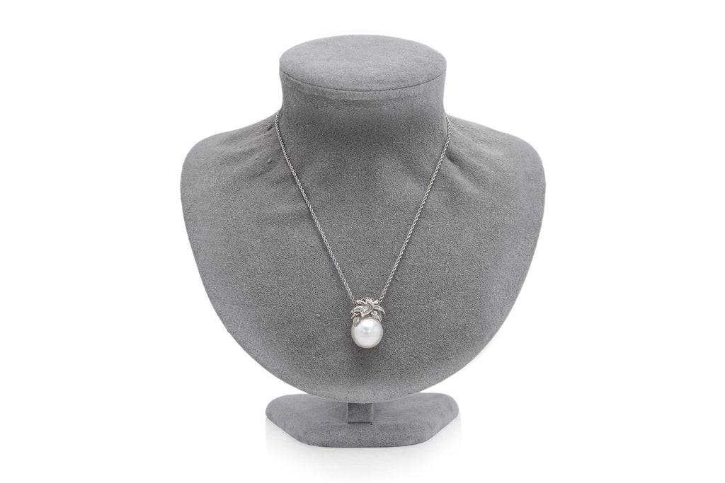 A SOUTH SEA CULTURED PEARL PENDANT ON CHAIN