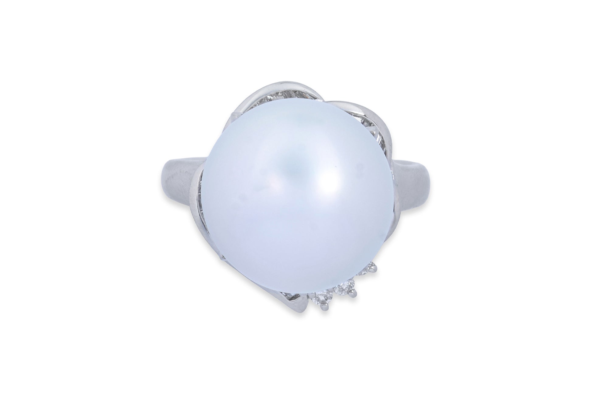 A SOUTH SEA CULTURED PEARL AND DIAMOND RING