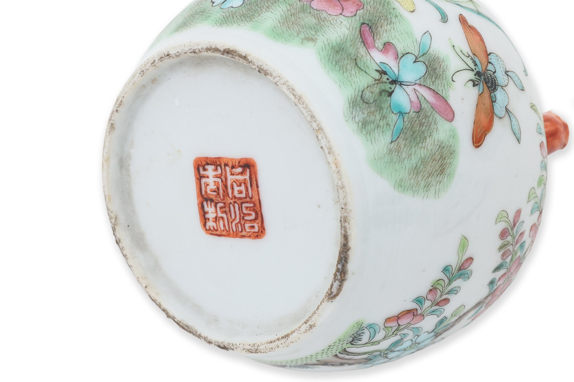 A GROUP OF FOUR FAMILLE ROSE PORCELAIN ITEMS