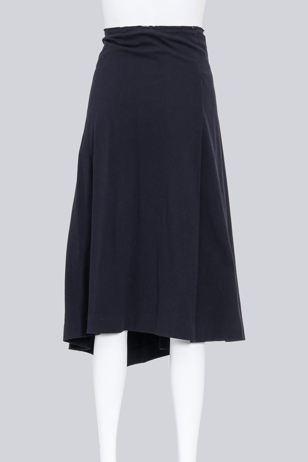 Y'S YOHJI YAMAMOTO - A NAVY COTTON MIDI SKIRT WITH A BELT CINCHED WAISTLINE