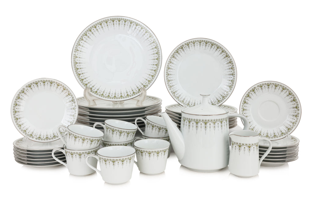 A NORITAKE 'KAMBROOK' PATTERN PART DINNER AND TEA SERVICE