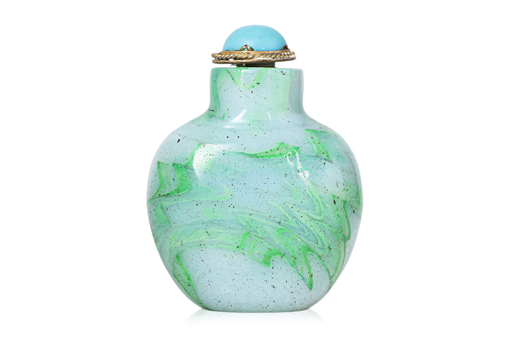 A GROUP OF THREE GLASS SNUFF BOTTLES (1)