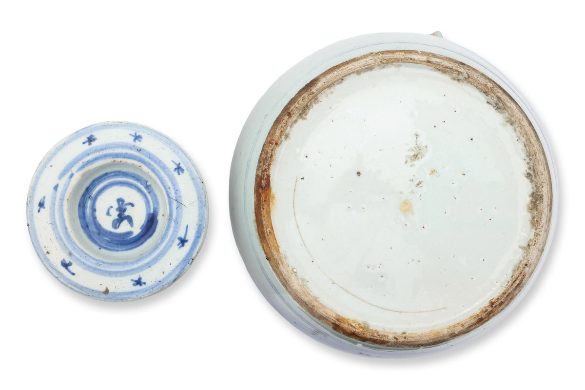 A BLUE AND WHITE PORCELAIN TEAPOT AND COVER