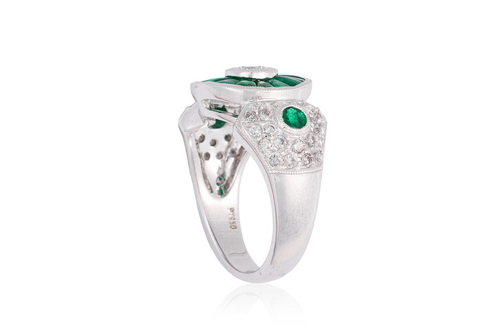 A DIAMOND AND EMERALD RING