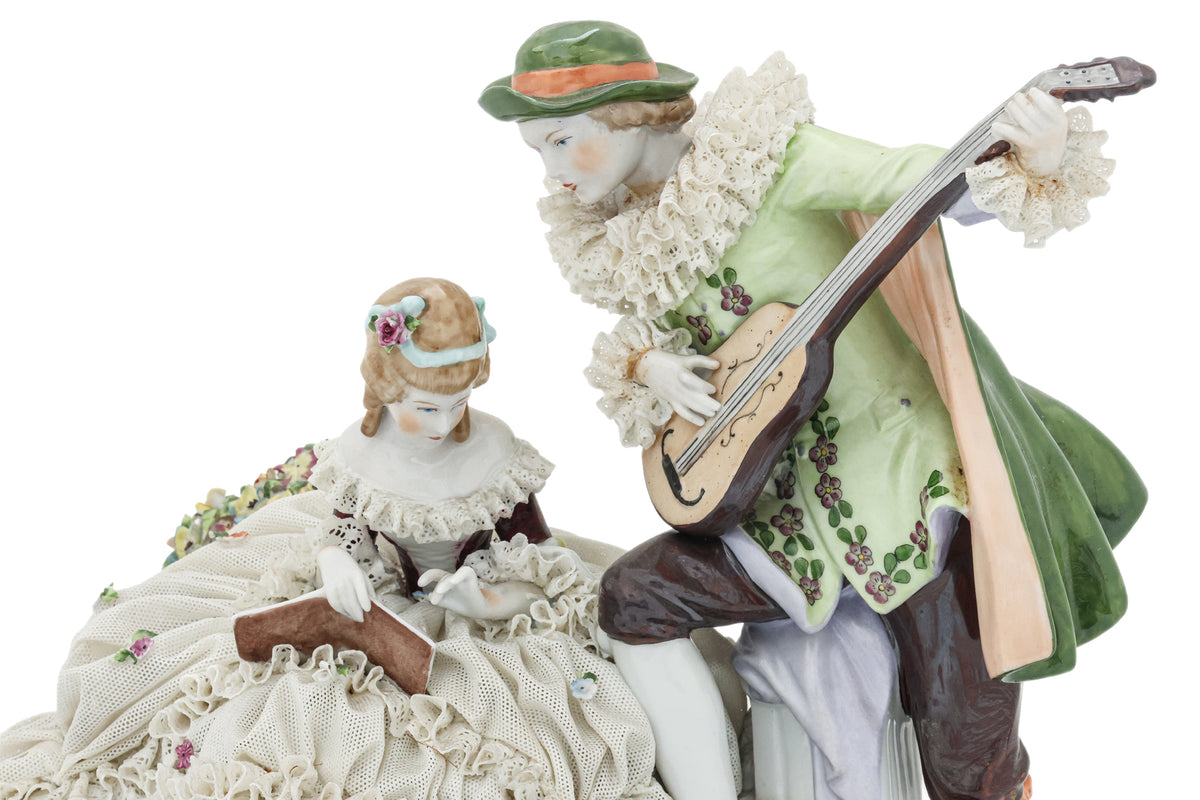 AN UNTERWEISSBACH FIGURAL PORCELAIN GROUP OF A COURTING COUPLE