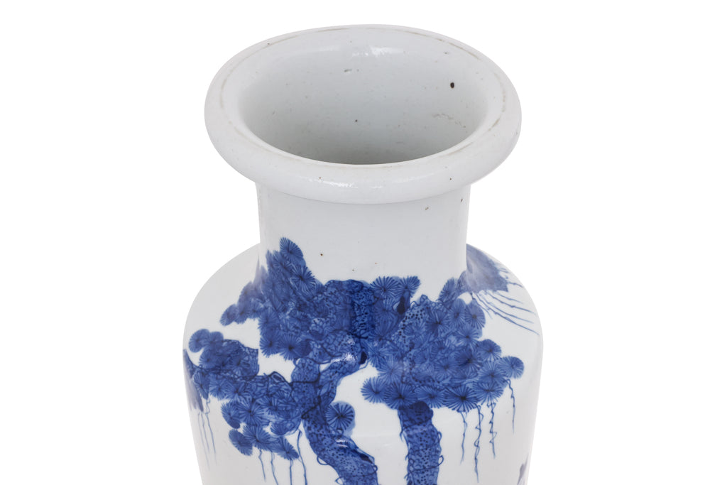 A LARGE 'THREE KINGDOMS' SUBJECT BLUE AND WHITE PORCELAIN ROULEAU VASE