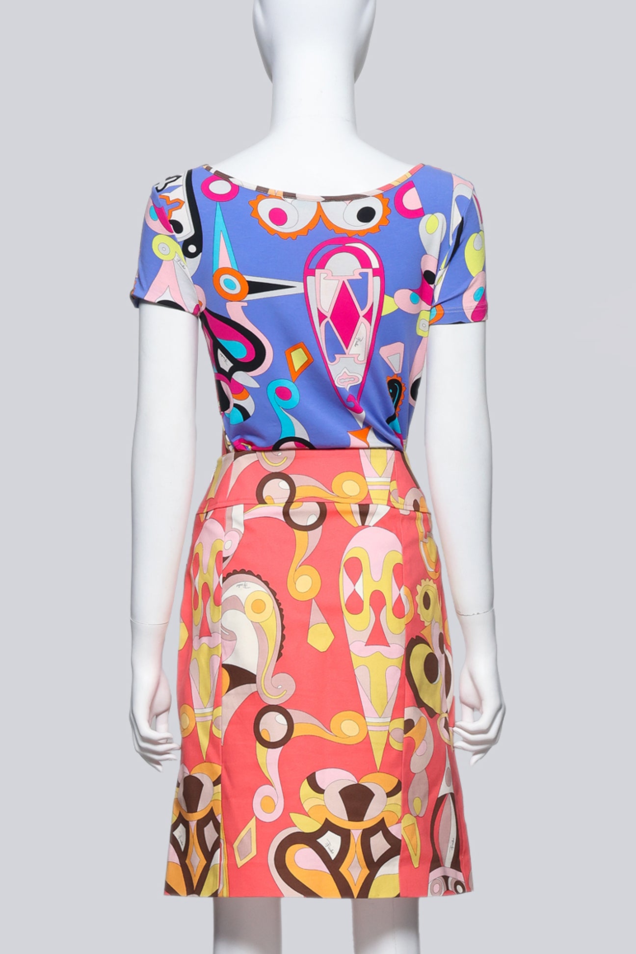 EMILIO PUCCI - A SCOOP NECK PATTERNED T-SHIRT AND SKIRT SET