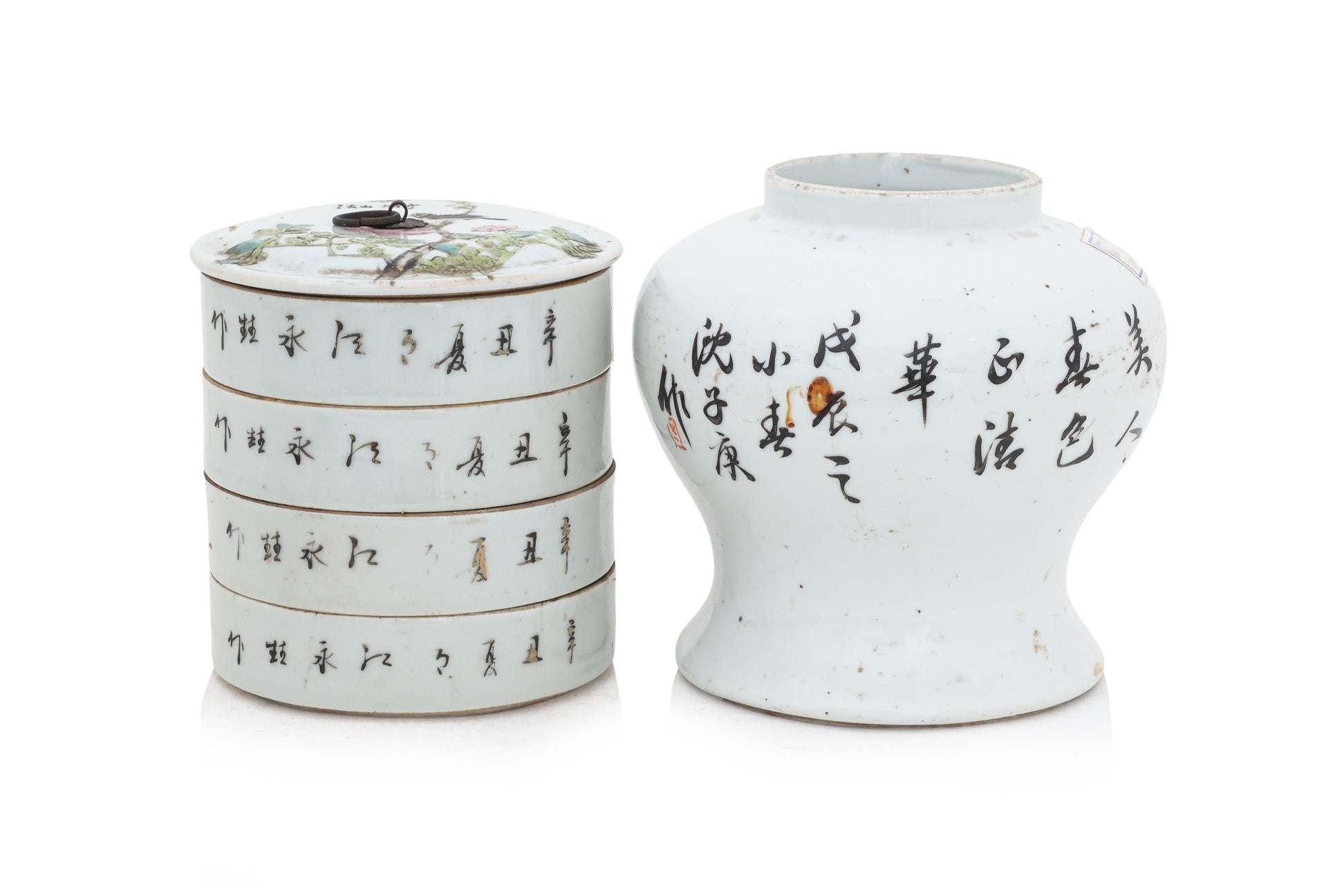 A GROUP OF FOUR FAMILLE ROSE PORCELAIN ITEMS
