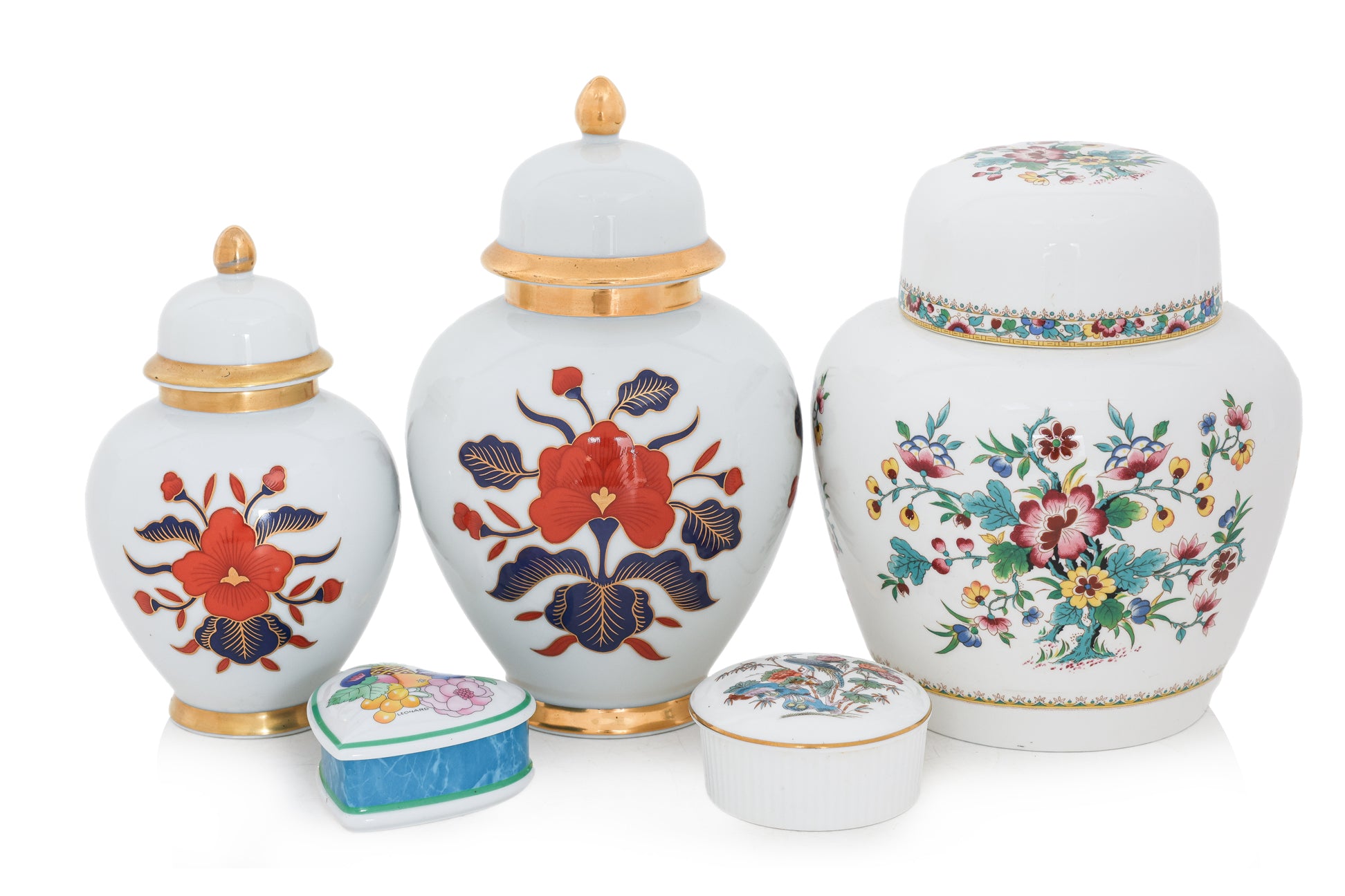 A GROUP OF FIVE PORCELAIN JARS AND BOXES