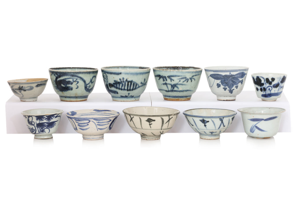 A GROUP OF 11 BLUE AND WHITE PORCELAIN TEA BOWLS
