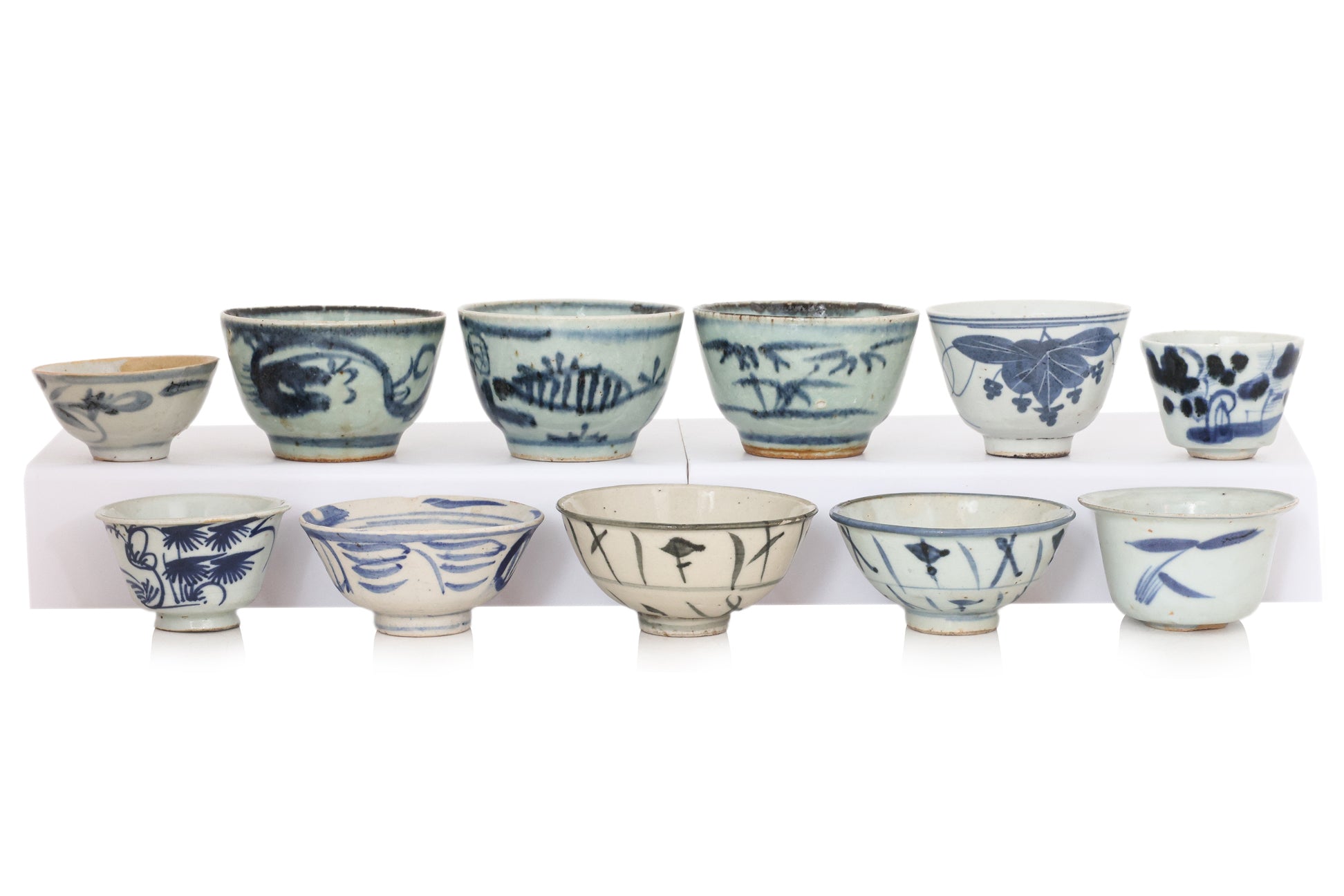 A GROUP OF 11 BLUE AND WHITE PORCELAIN TEA BOWLS