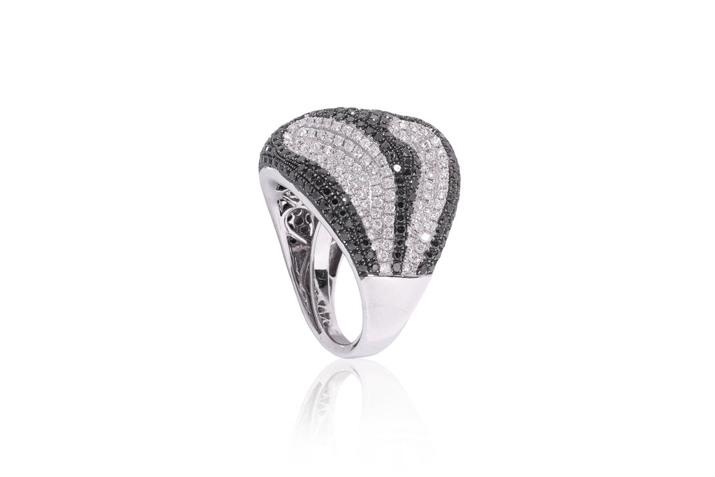 A DIAMOND AND BLACK DIAMOND STYLISED 'SKULL' RING