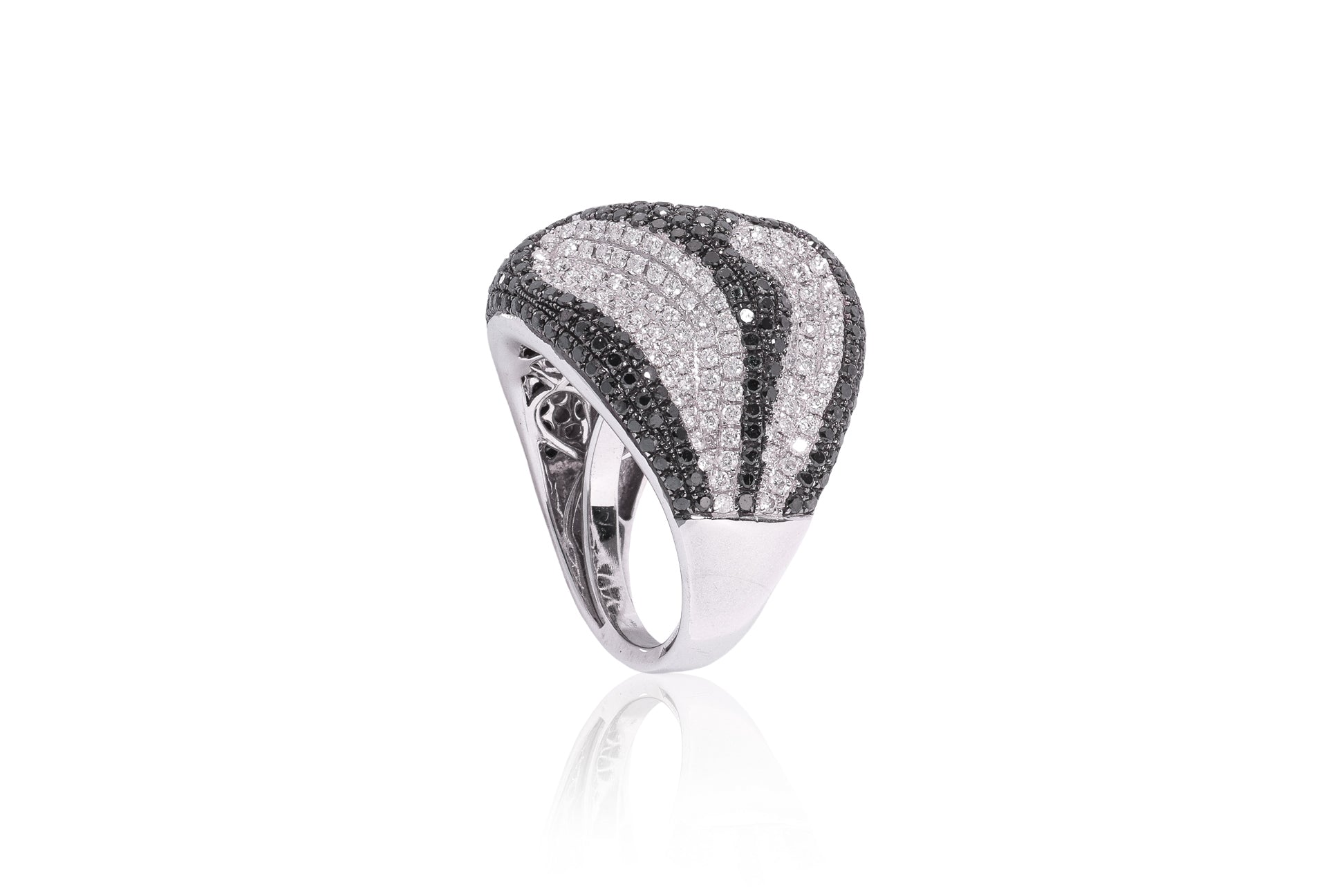 A DIAMOND AND BLACK DIAMOND STYLISED 'SKULL' RING