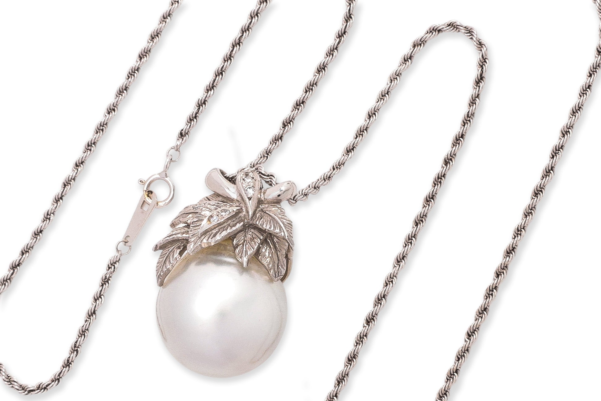 A SOUTH SEA CULTURED PEARL PENDANT ON CHAIN