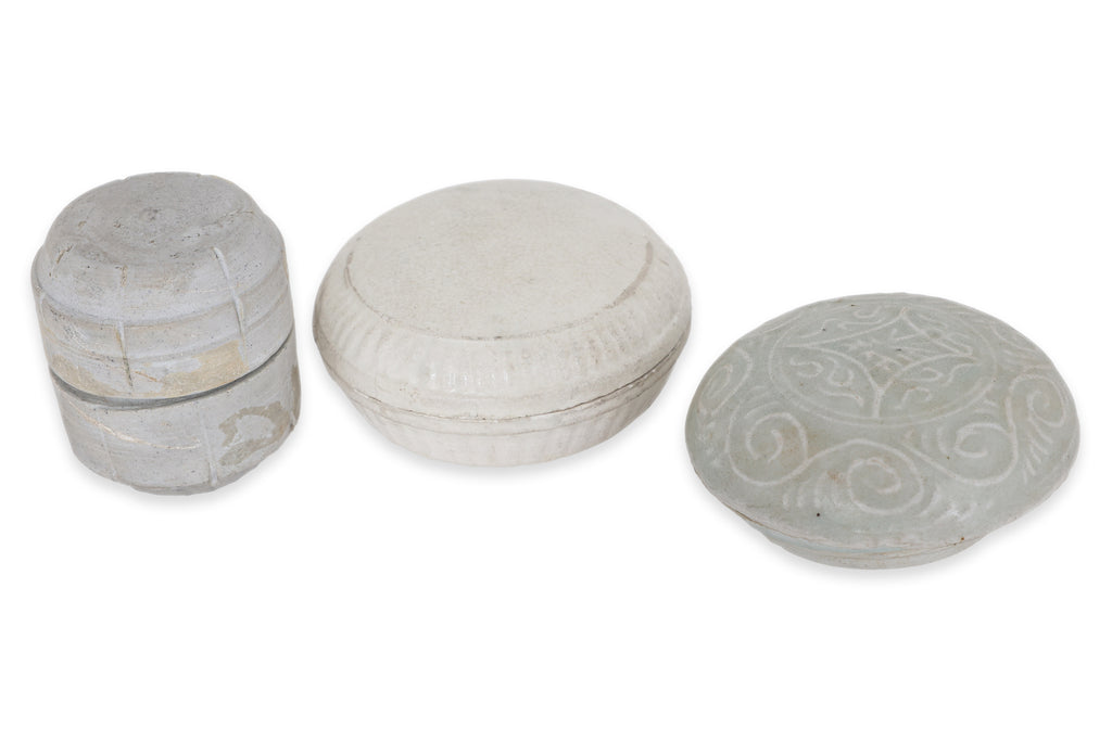 A GROUP OF THREE WHITE GLAZED BOXES AND COVERS