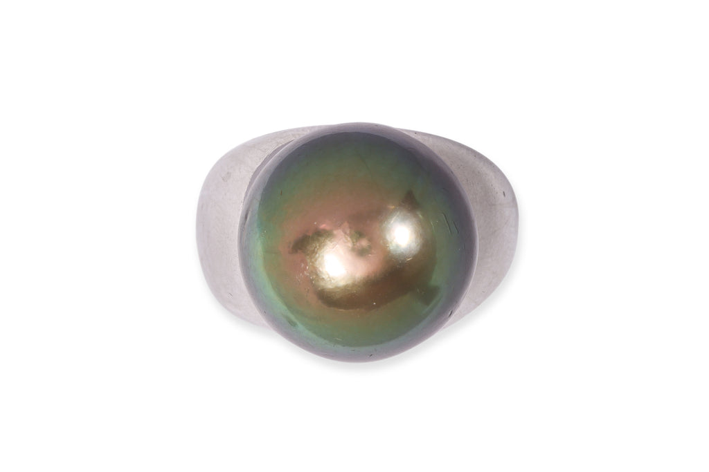 A LARGE TAHITIAN SOUTH SEA CULTURED PEARL RING