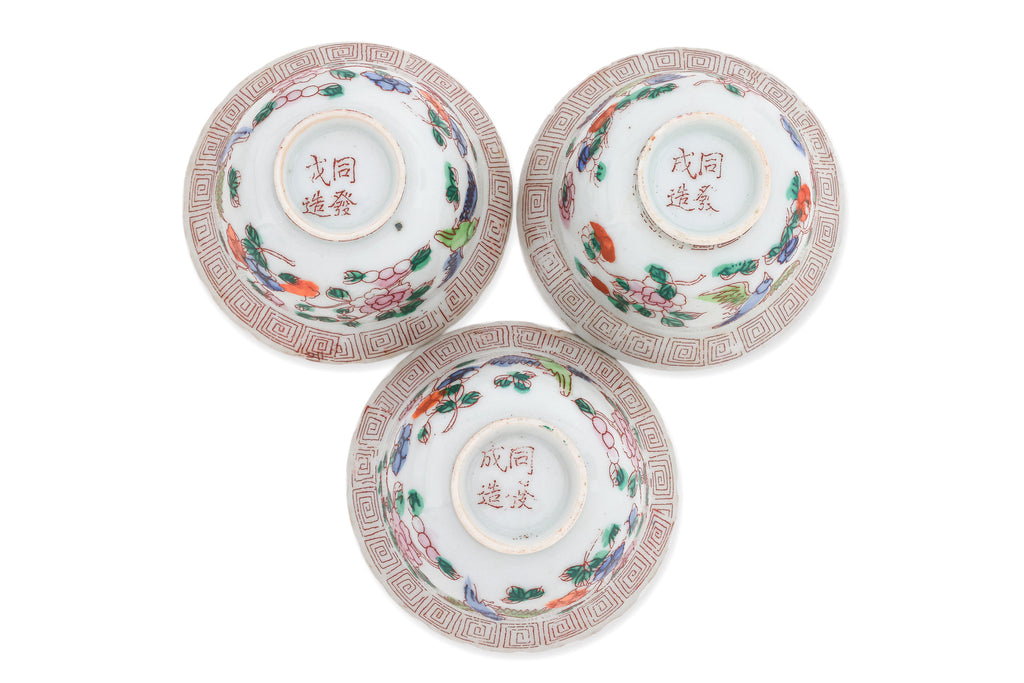 A SET OF 11 PORCELAIN TEA BOWLS