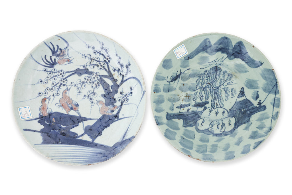 A GROUP OF BLUE AND WHITE PLATES AND A SWEET PEA BOWL