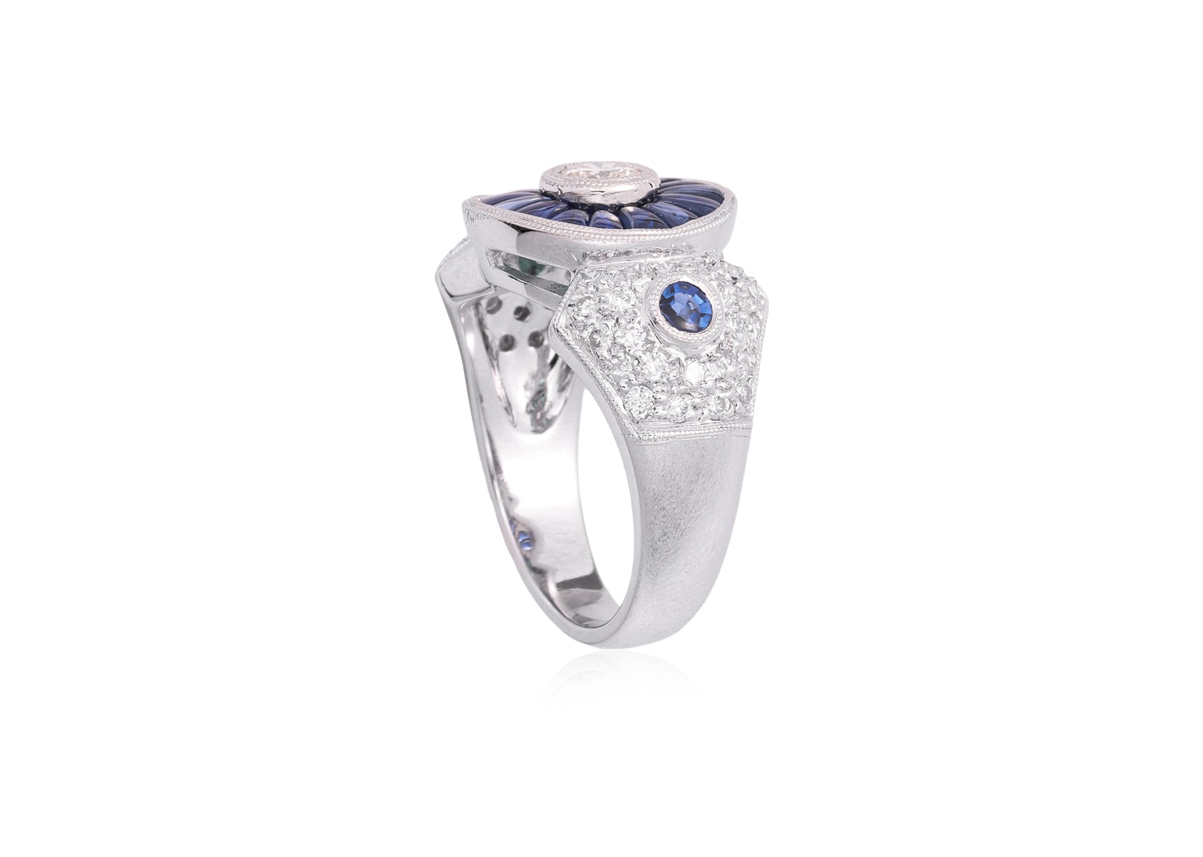 A DIAMOND AND SAPPHIRE RING