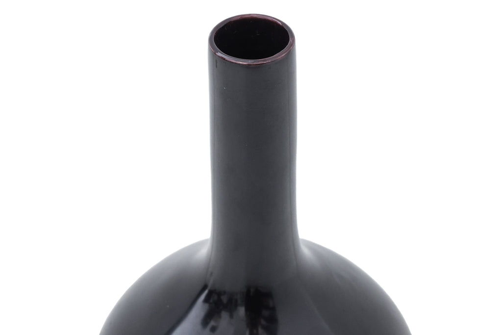 A MIRROR-BLACK MONOCHROME BOTTLE VASE