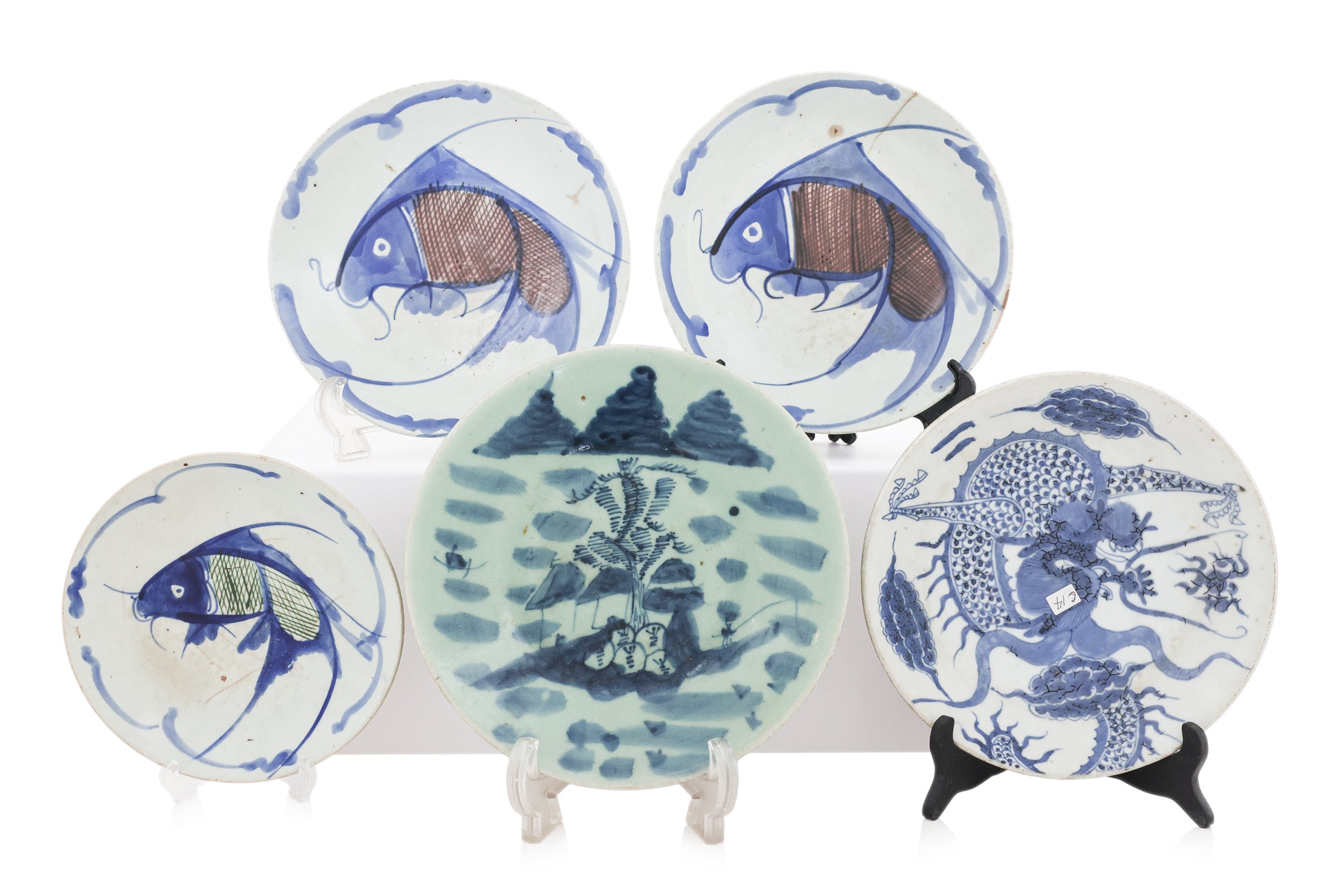 A GROUP OF FIVE BLUE AND WHITE PORCELAIN DISHES