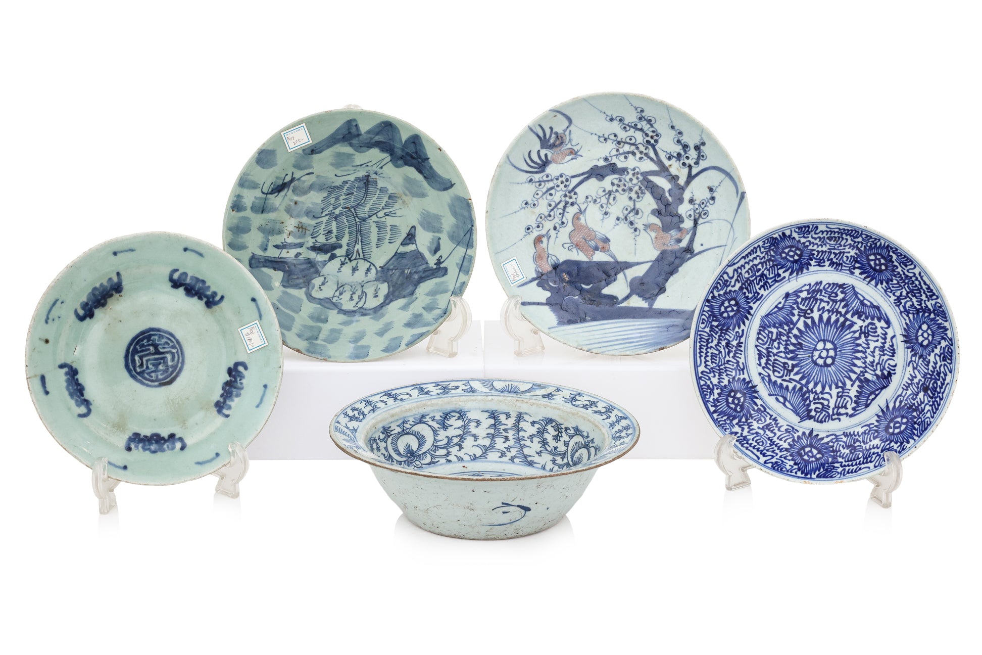 A GROUP OF BLUE AND WHITE PLATES AND A SWEET PEA BOWL